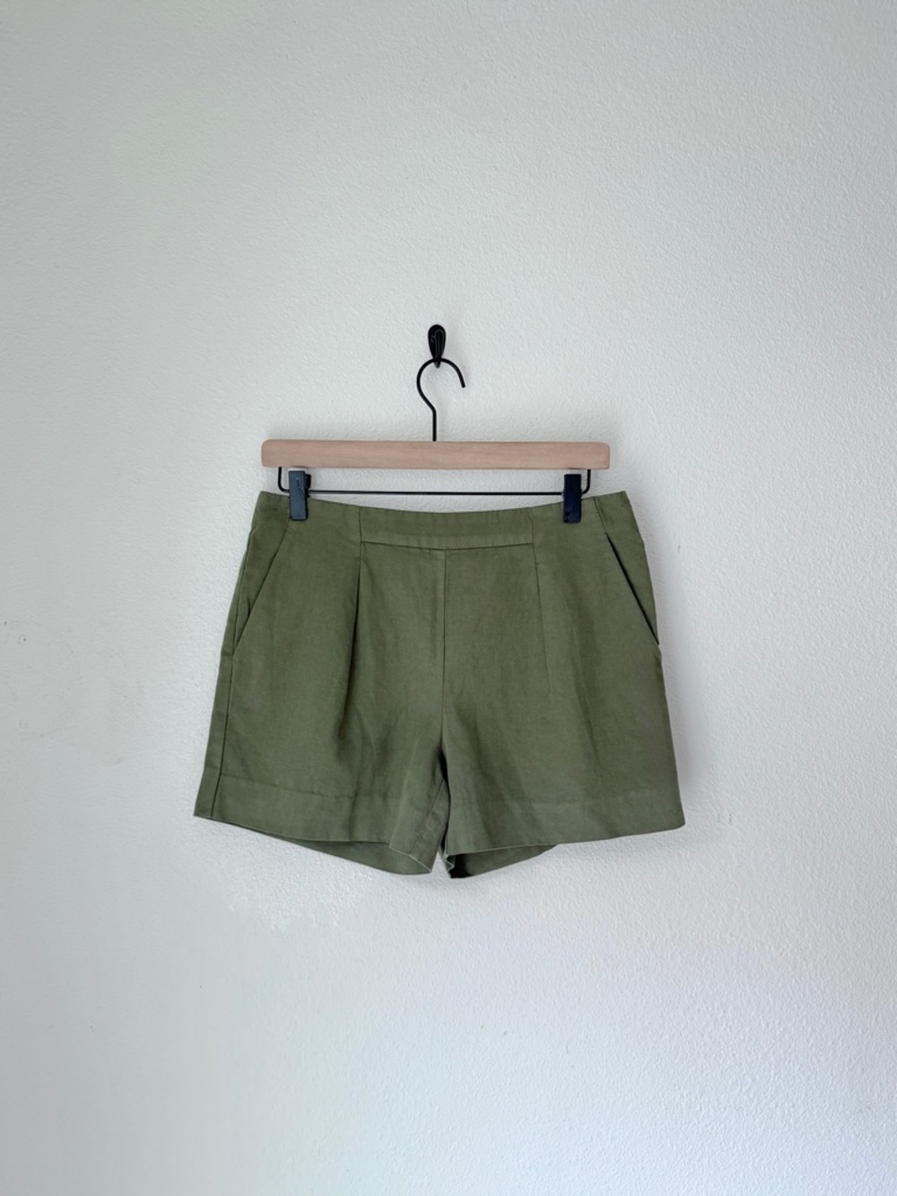 Madewell Pleat-Front Olive Tailored Mid-Rise Shorts - 4 - Like New
